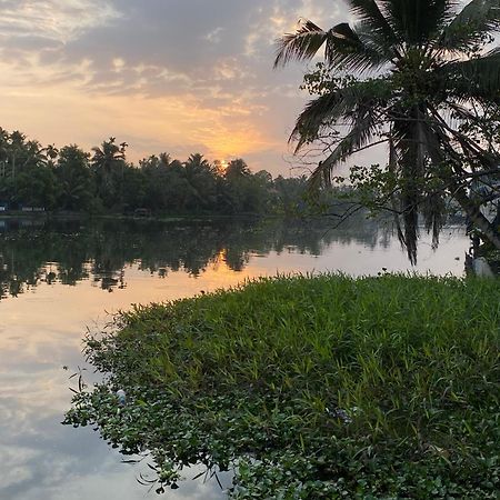 Sunsets And Palm Trees Bed & Breakfast Alappuzha ภายนอก รูปภาพ