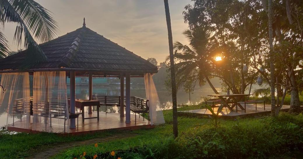 Sunsets And Palm Trees Bed & Breakfast Alappuzha ภายนอก รูปภาพ